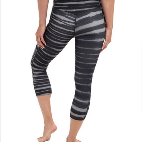 Nike Recycled Dri - Fit Black and Gray Tiger Stripe Capri Leggings. Size M - Picture 3 of 14